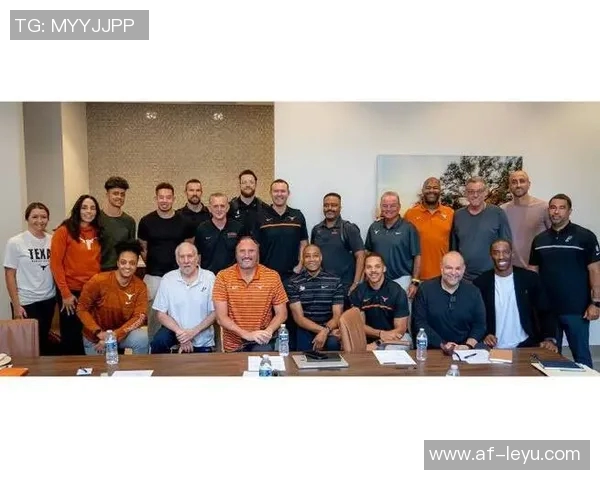 德克萨斯大学橄榄球队成员观战马刺星三代曼宁与文班合影互换球衣精彩瞬间